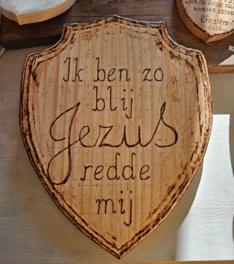 Sierlijke houten schild met tekst Jezus redde mij